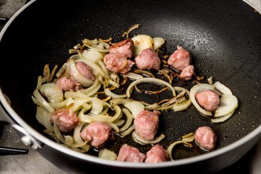 sosis ve soğan ile Sote