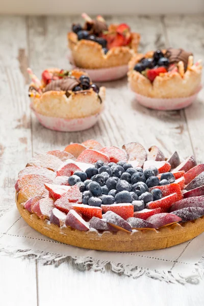 Kuchen mit frischen Früchten — Stockfoto