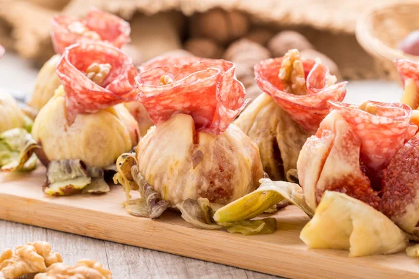 Appetizers of salami with figs — Stock Photo, Image