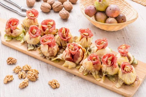 Aperitivos de salame com figos — Fotografia de Stock