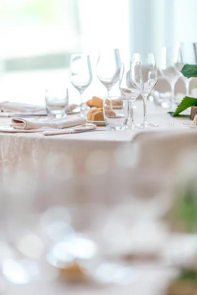 Tavola nuziale preparata per il ricevimento — Foto Stock