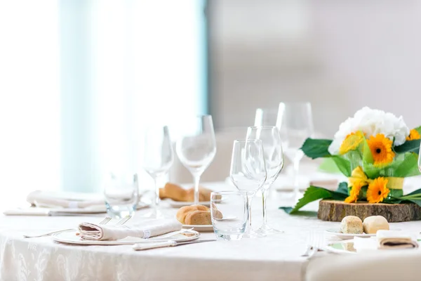 Table de mariage préparée pour la réception — Photo