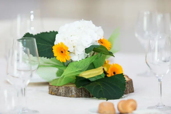 Hochzeitstisch für Empfang vorbereitet — Stockfoto