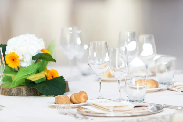 Hochzeitstisch für Empfang vorbereitet — Stockfoto