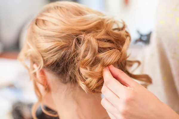 Penteado nupcial longo cabelo loiro — Fotografia de Stock