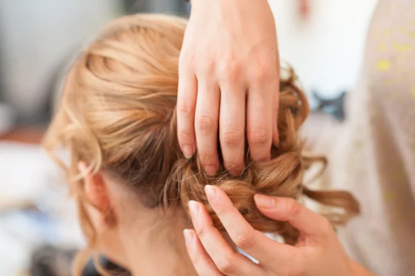 Coiffure nuptiale cheveux blonds longs — Photo