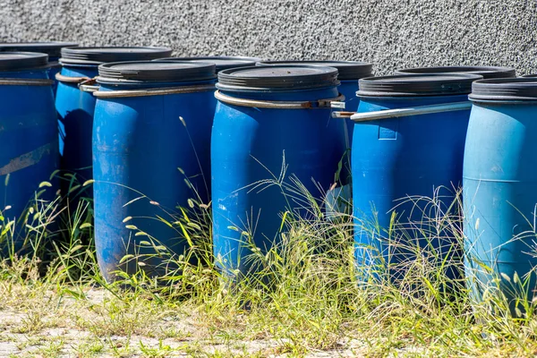 Blauwe trommels voor afval — Stockfoto
