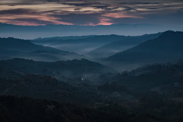 Nevoeiro branco nas montanhas — Fotografia de Stock