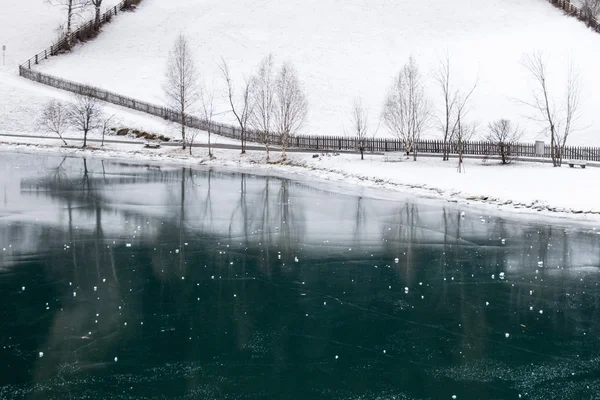 Zmrazené horské jezero — Stock fotografie