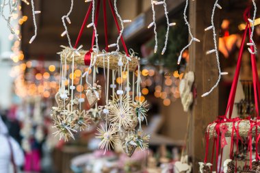 Renkli Noel süsleri