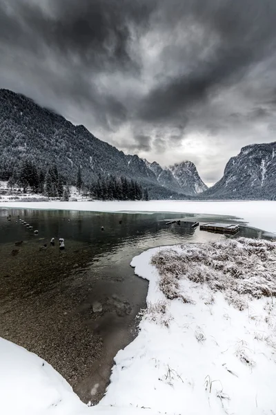 Ledového horského jezera se sněhem — Stock fotografie