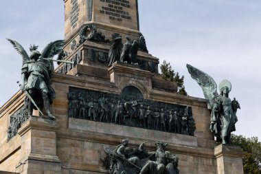 Germania heykelinin dış mimarisi.