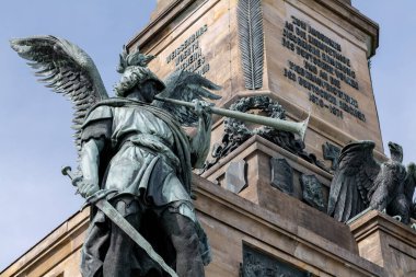 Germania heykelinin dış mimarisi.