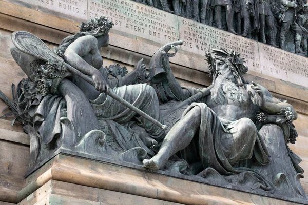 Germania heykelinin dış mimarisi.