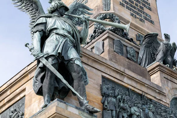 Germania heykelinin dış mimarisi.