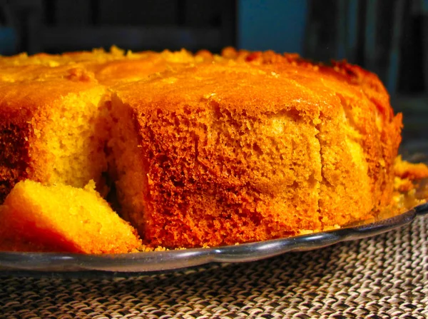 Тарелка Ломтиками Вкусного Домашнего Торта — стоковое фото
