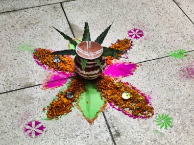 Diwali Festivali 'nin çimento zemininde çiçek saksısıyla renkli Rangoli resmi, Hint geleneği.