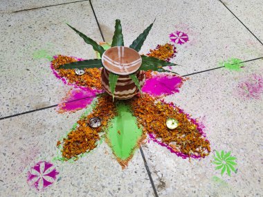 Diwali Festivali 'nin çimento zemininde çiçek saksısıyla renkli Rangoli resmi, Hint geleneği.
