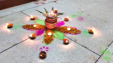 Diwali Festivali 'nin çimento zemininde çiçek saksısıyla renkli Rangoli resmi, Hint geleneği.