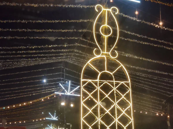 Gece karanlığında şehrin diwali ışıklarının resmi 