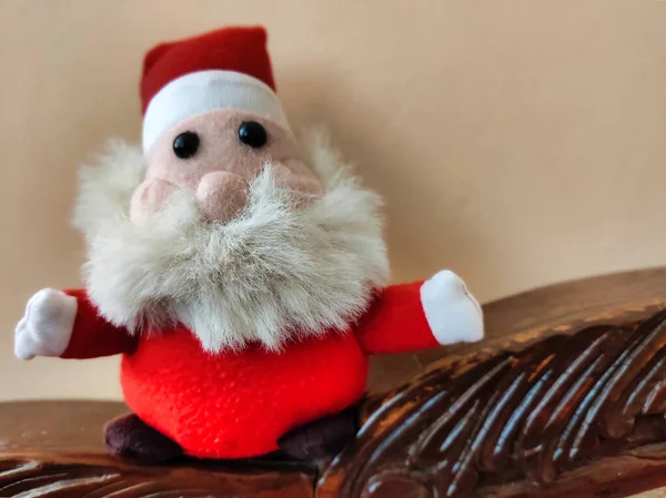 Noel Baba 'nın Noel kutlaması sırasında kanepeye oturmuş fotoğrafı.