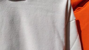 Kış kıyafetlerinin sezon sonunda bir mağazada satışa çıkarıldığı görüntüler.