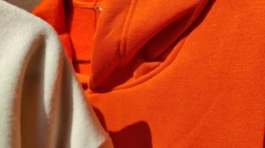 Kış kıyafetlerinin sezon sonunda bir mağazada satışa çıkarıldığı görüntüler.