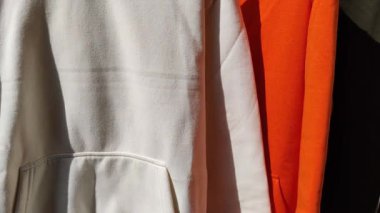 Kış kıyafetlerinin sezon sonunda bir mağazada satışa çıkarıldığı görüntüler.