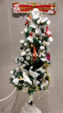 Oyuncak ve çelenklerle süslenmiş Noel ağacı görüntüsü. Noel ve Yeni Yıl kavramı