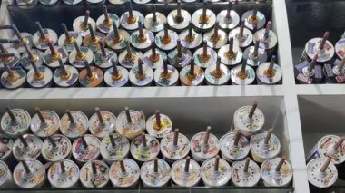 Jaipur, Hindistan 28 Aralık 2025: Makar Sankranti festivali sırasında uçurtma uçurmak için yün charkhi görüntüleri