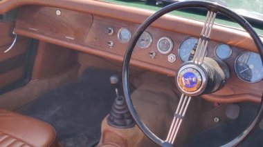 Jaipur, Hindistan 24 Ocak 2026: Klasik Araba İç Gösterge Direksiyonu ve Vites Çubuğunun gündüz çekimleri