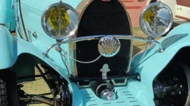 Jaipur, Hindistan 24 Ocak 2026: Gündüz vakti çekilen klasik bir otomobilin zarif far görüntüleri