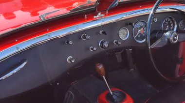 Jaipur, Hindistan 24 Ocak 2026: Klasik Araba İç Gösterge Direksiyonu ve Vites Çubuğunun gündüz çekimleri