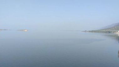 Serene Blue Horizon Sakin Sular ve Uzak Sahil Çekimleri Gün Işığında