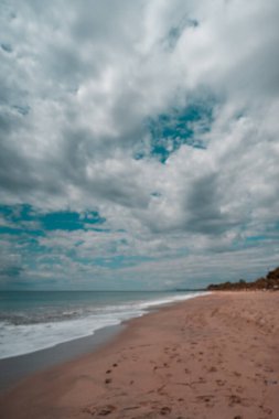 * las olas rompen en en la playa *
