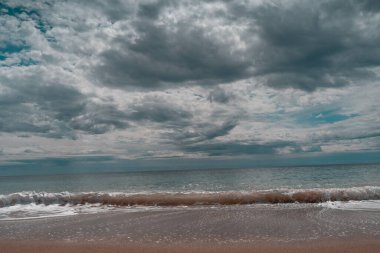 * las olas rompen en en la playa *