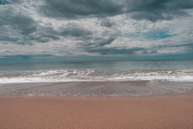 * las olas rompen en en la playa *