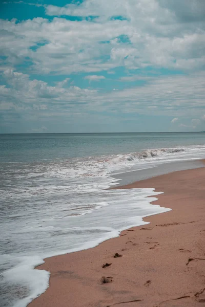 * las olas rompen en en la playa *