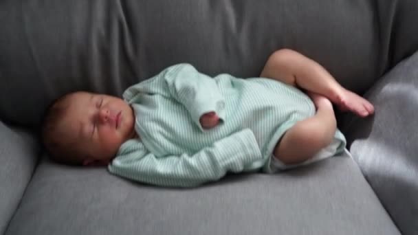 Bambino sonno neonato sonno, bambina che dorme sulla sedia viso e le mani primo piano — Video Stock