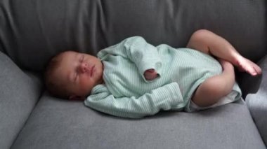 Bebek Uykusu Yeni Doğan Uyu, Küçük Kız Sandalyede Uyuyor Yüzü ve Elleri Yakın Çekimde