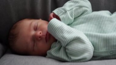 Bebek Uykusu Yeni Doğan Uyu, Küçük Kız Sandalyede Uyuyor Yüzü ve Elleri Yakın Çekimde