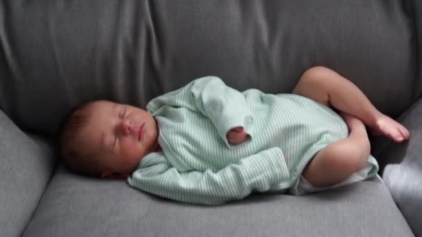 Sommeil bébé Sommeil nouveau-né, Petite fille dormant sur la chaise Visage et mains gros plan — Video