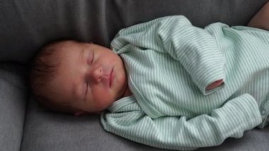 Bebek Uykusu Yeni Doğan Uyu, Küçük Kız Sandalyede Uyuyor Yüzü ve Elleri Yakın Çekimde