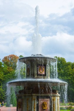 St. Petersburg, Petrodvorets, Rusya - 30 Ağustos 2020: Peterhof 'taki alt parktaki büyük Roma çeşmeleri