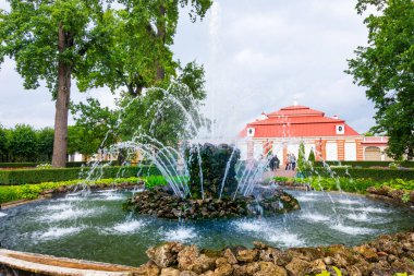 St. Petersburg, Petrodvorets, Rusya - 30 Ağustos 2020: Park and Monplaisir Palace, Peterhof