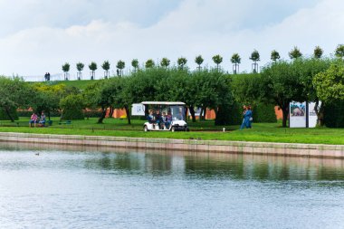 St. Petersburg, Petrodvorets, Rusya - 30 Ağustos 2020: Peterhof 'un alt parkındaki Marly Sarayı