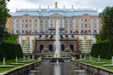 St. Petersburg, Petrodvorets, Rusya - 30 Ağustos 2020: Peterhof Aşağı Parkı 'ndaki Samson çeşmesi