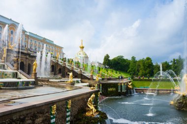 St. Petersburg, Petrodvorets, Rusya - 30 Ağustos 2020: Peterhof Aşağı Parkı 'ndaki Çeşme Büyük Şelalesi