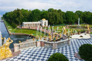 St. Petersburg, Petrodvorets, Rusya - 30 Ağustos 2020: Peterhof Aşağı Parkı 'ndaki Çeşme Büyük Şelalesi
