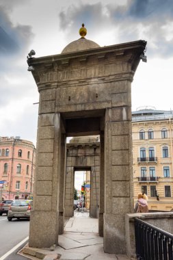 St. Petersburg, Rusya - 31 Ağustos 2020: Fontanka Nehri üzerindeki Lomonosov Köprüsü